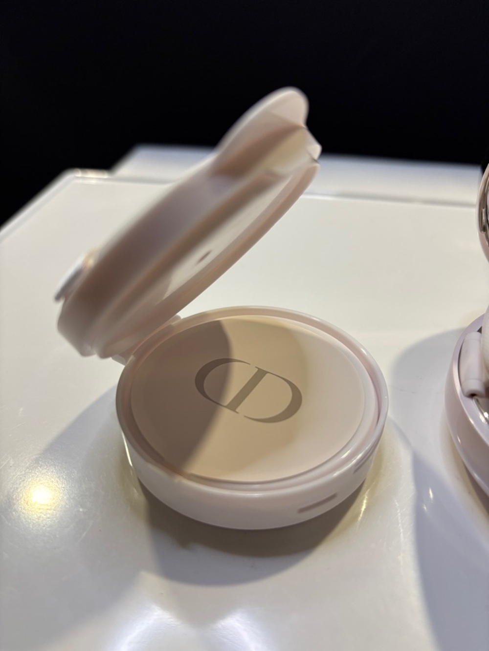 Dior DreamSkin Fresh & Perfect Cushion w extra refill shade 030 - Picture 4 of 8